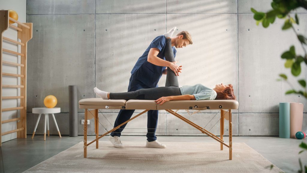 Fizioterapevt izvaja HMA metodo, ki je kombinacija pristopov osteopatije, fizioterapije in kinezioterapije.