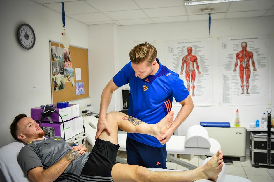 Almedin Muharemović med izvajanjem HMA (Holistic Manual Approach) metode, ki predstavlja združevanje znanja in izkušenj iz področij osteopatije, fizioterapije ter kinezioterapije.