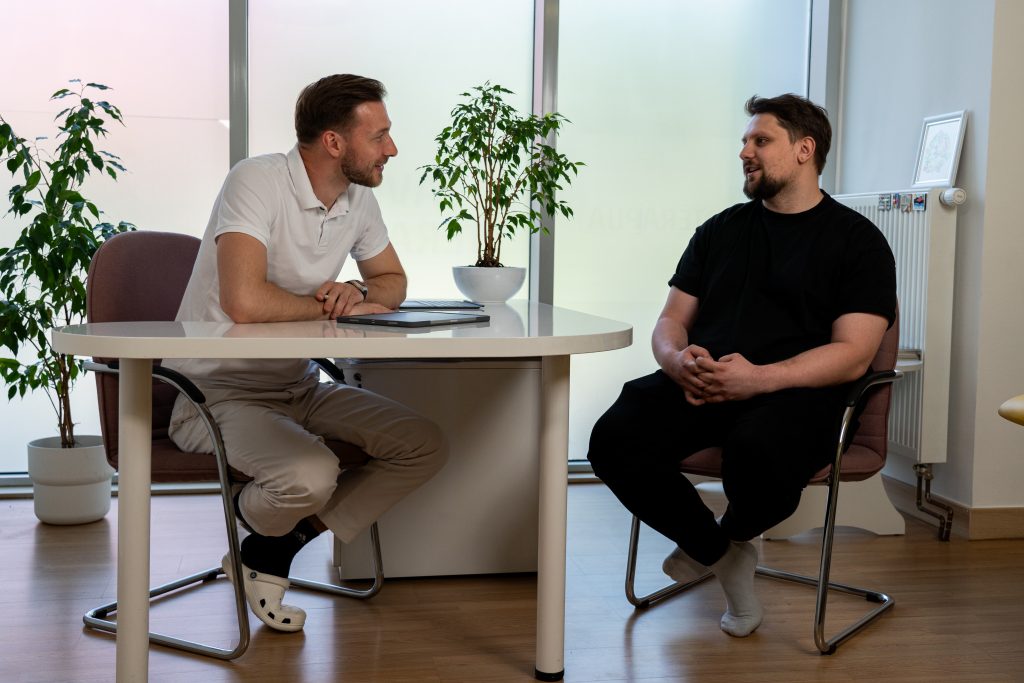 Stranka na posvetu za HMA metodo, ki jo sestavljajo pristopi osteopatije, fizioterapije ter kinezioterapije.