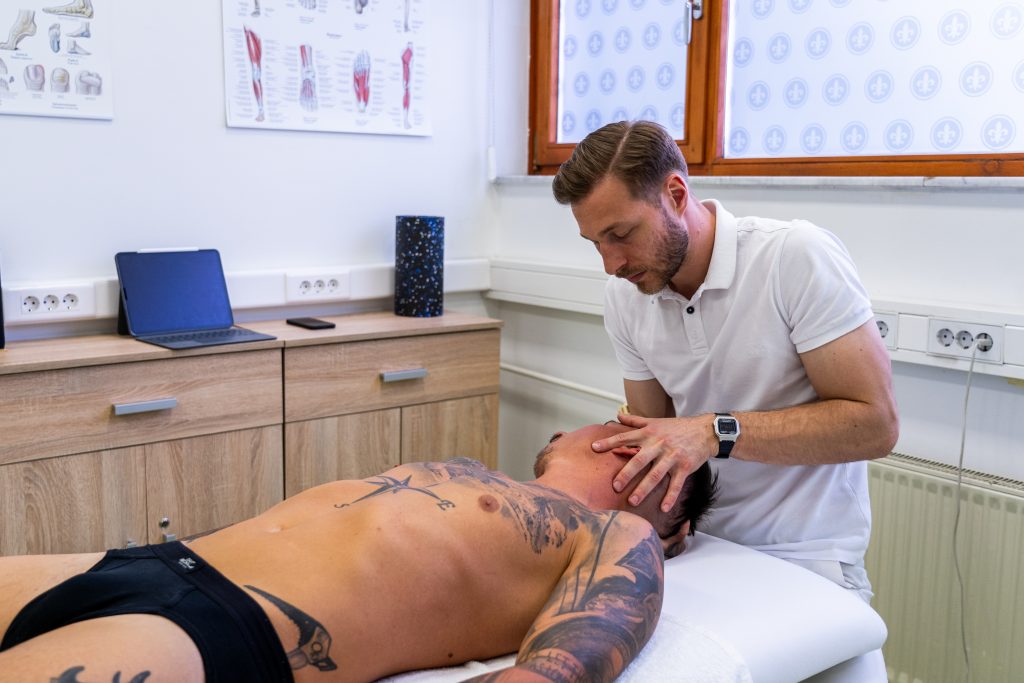 Strokovnjak Almedin Muharemović med izvajanjem vaj osteopatije in fizioterapije